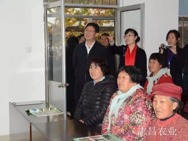 匯聚巾幗力量 助力精準(zhǔn)扶貧 --全市行業(yè)社會(huì)扶貧現(xiàn)場(chǎng)會(huì)在公司召開(kāi)(圖4)